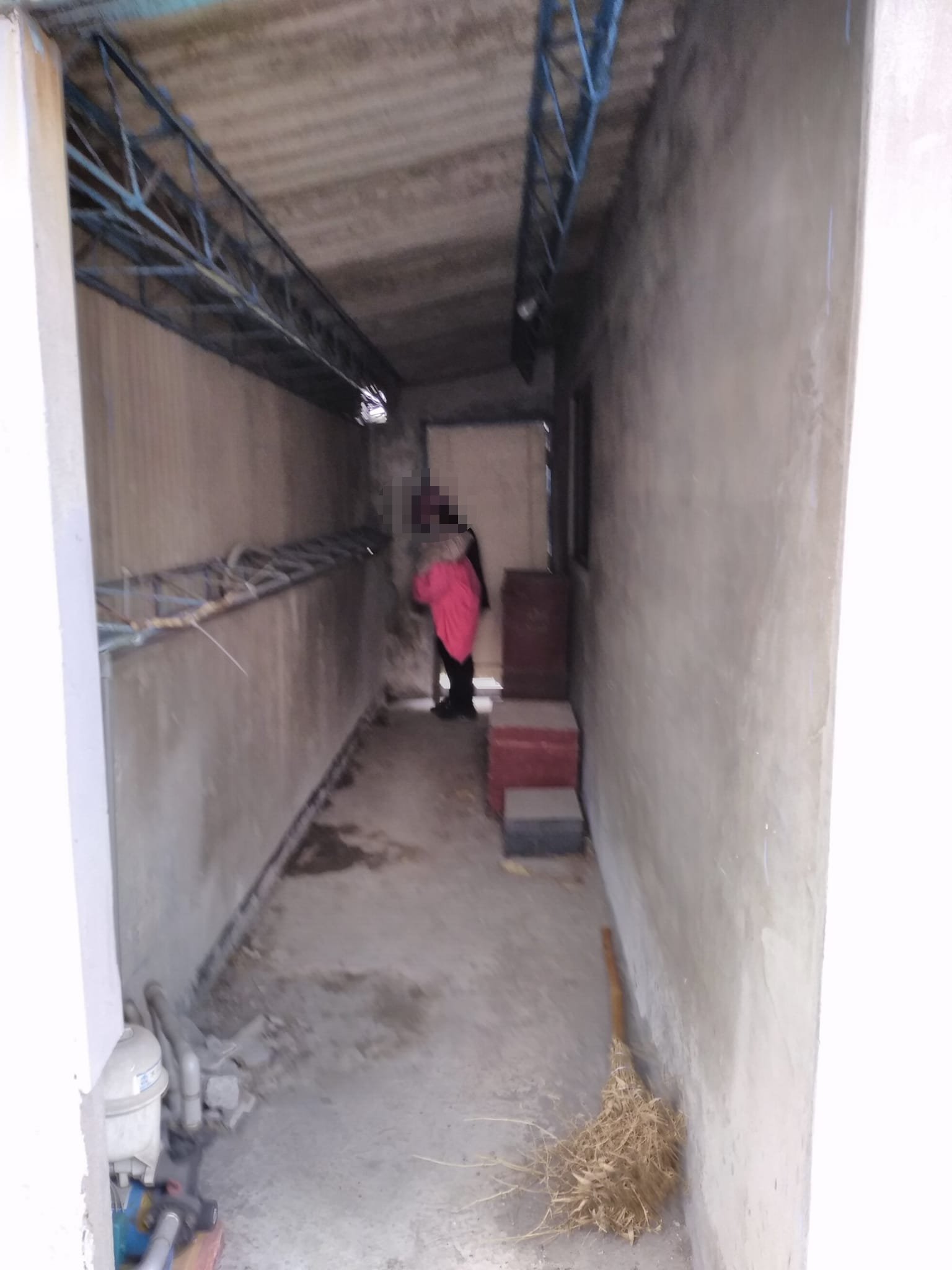 婦人動作熟門熟路,疑似是長期占用的行為。(圖/翻攝自「爆料公社二社」)