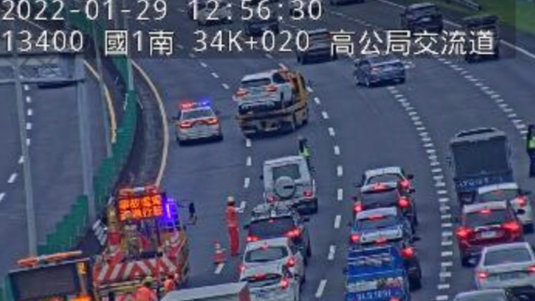 拖吊車到場排除事故。(圖/國道即時路況)