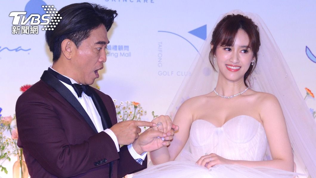吳姍儒配戴要價700萬元的鑽戒。(圖/TVBS)