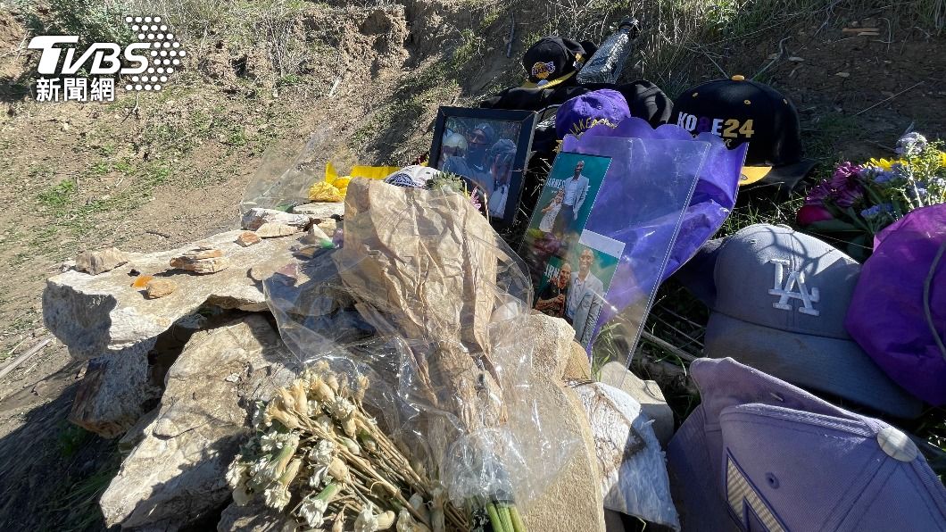 球迷失事地點擺放鮮花、照片追思。(圖/中央社)
