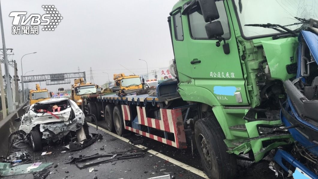 國1楠梓段10車連環撞 5人輕重傷、占用3車道