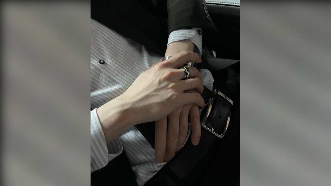 鄭家純秀出男助理的雙手，引起網友暴動。（圖／翻攝自鄭家純臉書）