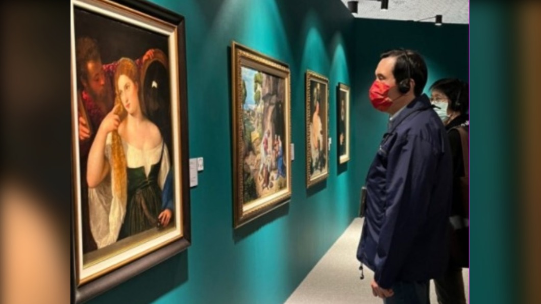 文青魂爆發!馬英九攜周美青看展 專注緊盯「她」