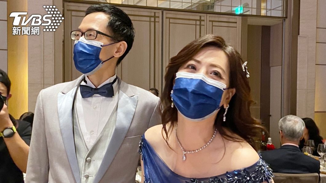 外交部發言人歐江安與台大機械系教授潘國隆步入婚姻。（圖／中央社）
