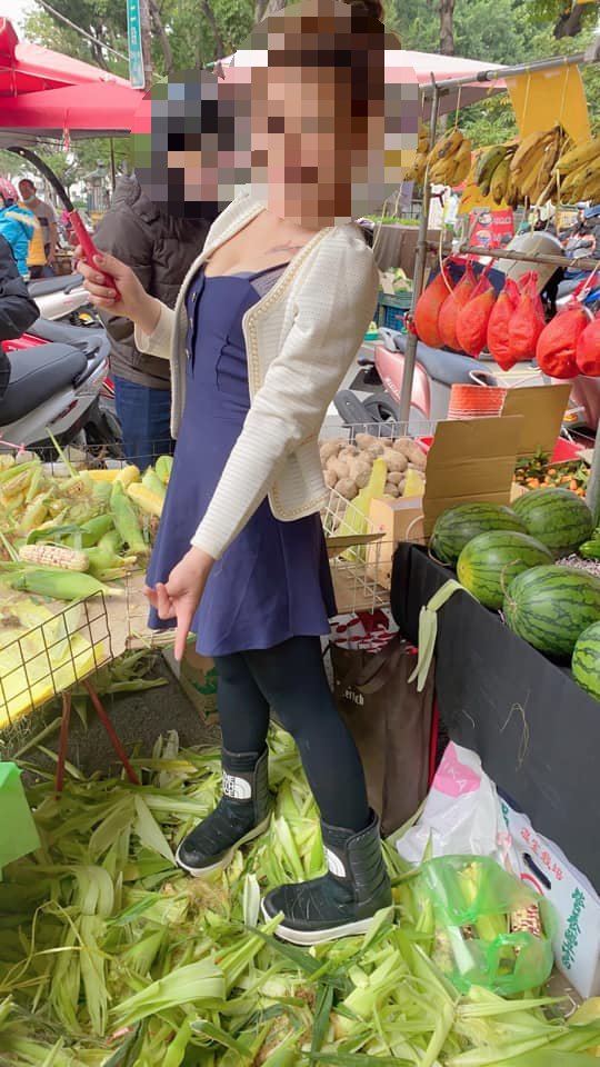 女子打扮自己認真做生意,網友認為,就算她露胸也不關婦人的事。(圖/翻攝自「爆廢公社」)