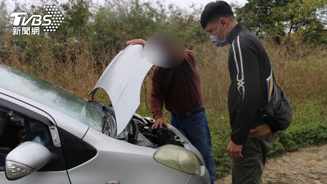 謝姓男子的愛車最後被棄置在路邊,油也用完了。圖/TVBS