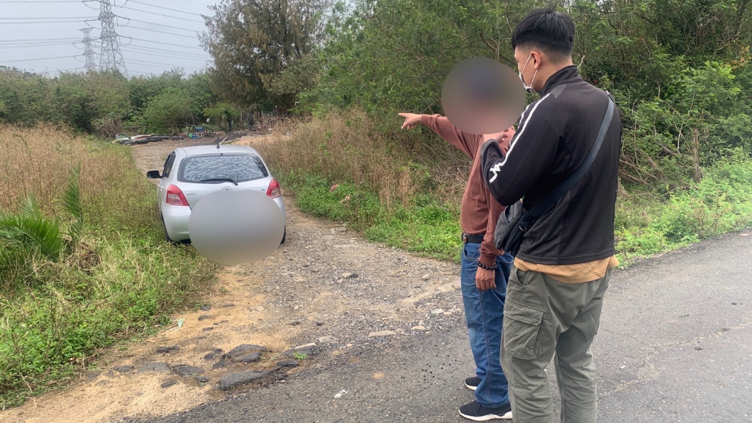謝姓男子的愛車最後被棄置在路邊,油也用完了。圖/TVBS
