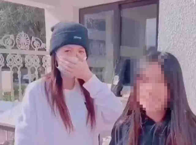 張庭及女兒痛哭求原諒。(圖/翻攝自微博)