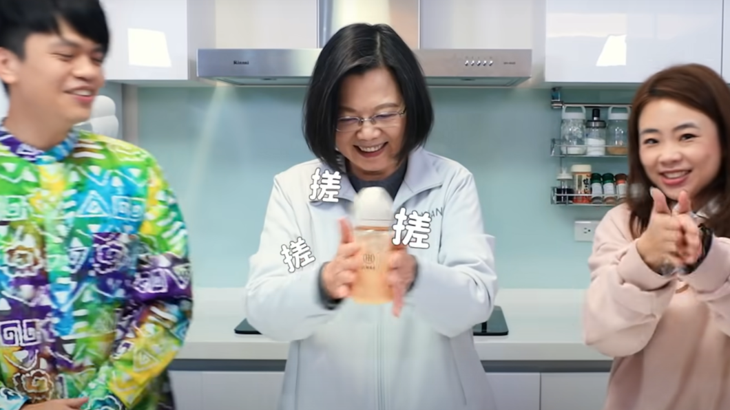 蔡英文學沖奶粉!笑稱「我只泡過咖啡」 送蔡桃貴這禮物