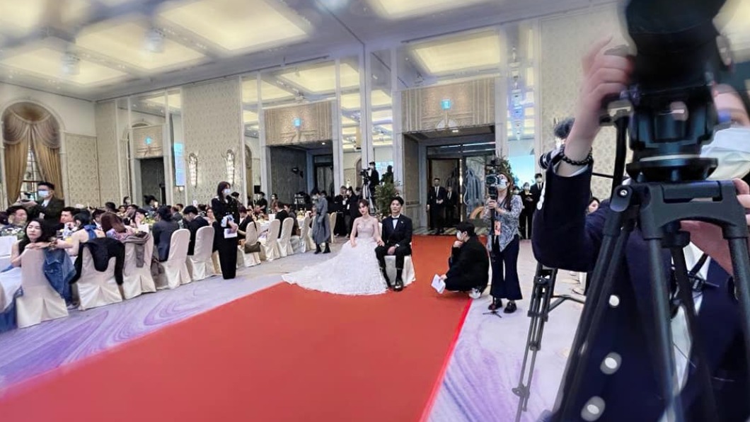 女星吳姍儒與老公坐在台下欣賞演出。(圖/翻攝自唐從聖臉書)