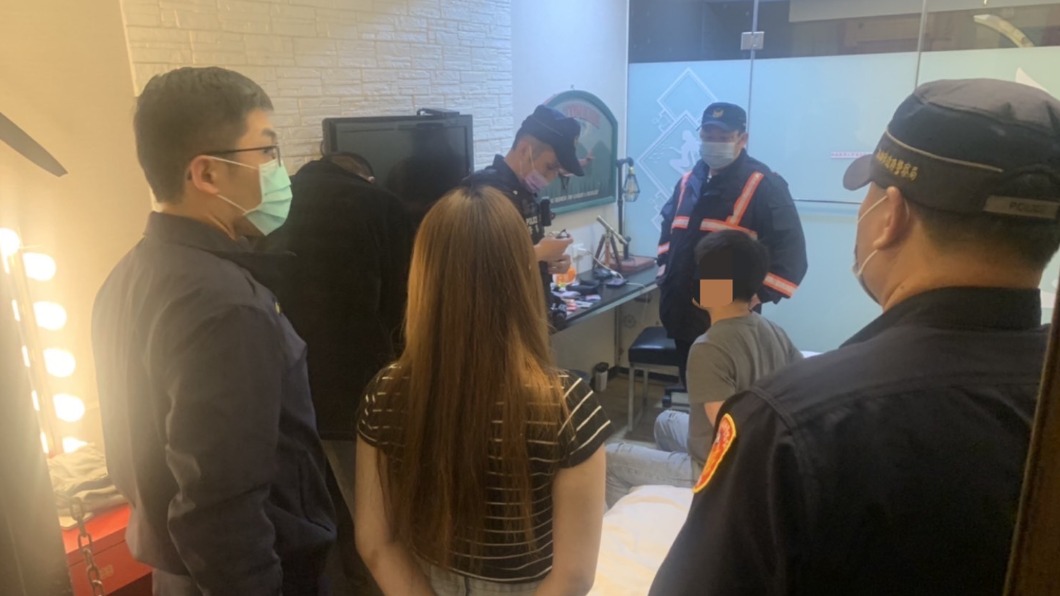 警方上銬逮捕帶回通緝犯。（圖／鹽埕分局提供）