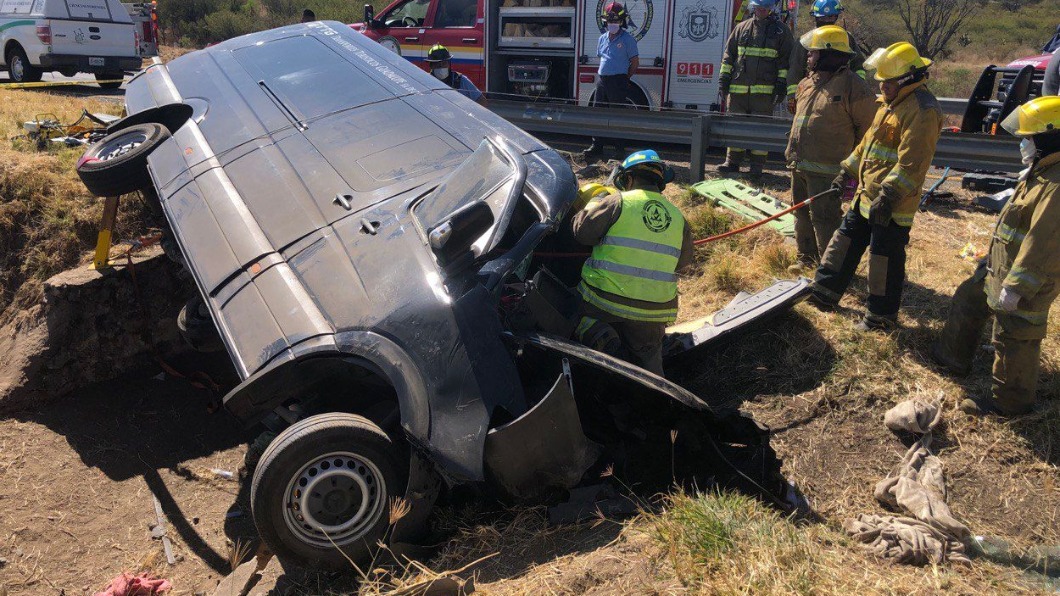 墨西哥高速公路嚴重事故釀13死!箱型車失控翻覆卡深溝