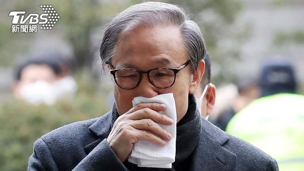 李明博2020年出庭時，頭髮明顯花白了不少。（圖／達志影像美聯社）