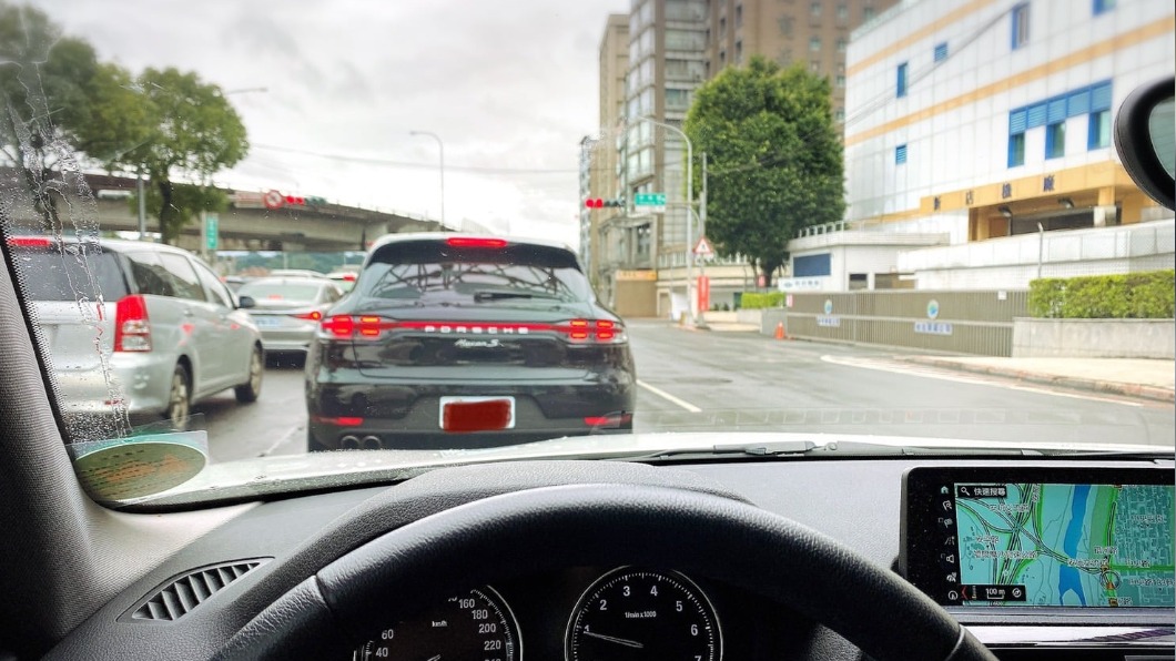劉芯彤感嘆疫情讓很多人不能回家，台北的車潮也比往年多。（圖／翻攝自劉芯彤臉書）