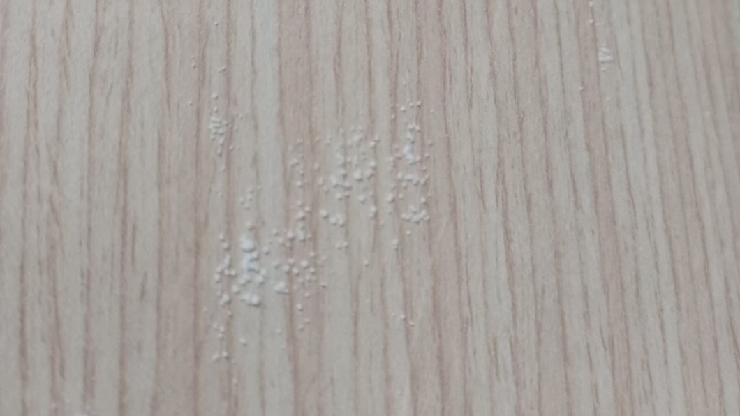 整理衣櫃見「白色粉末」怕爆:是什麼? 內行解答真相
