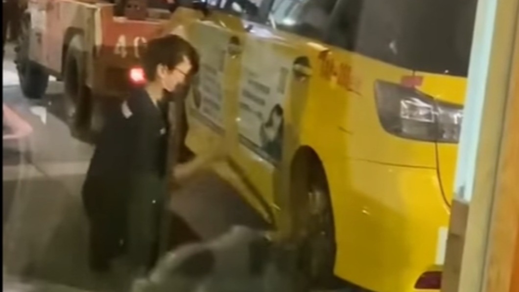 車主快來了！神人「30秒拖走違停車」網折服：媲美F1