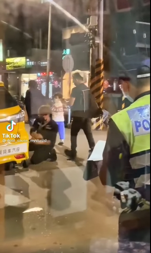 3名工作人員合作無間,手速極快。(圖/翻攝自爆廢公社)