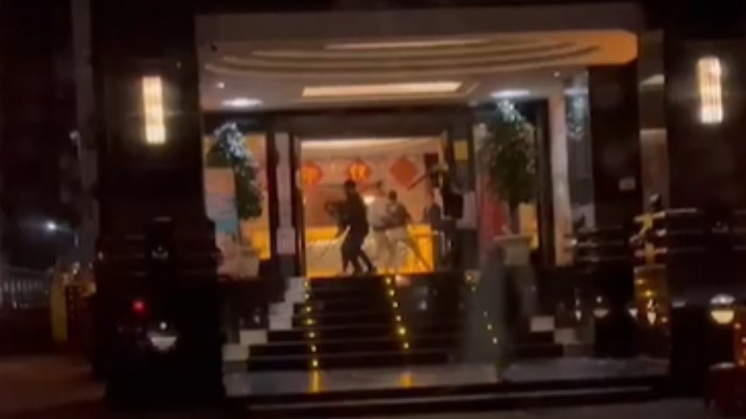 上舞廳20萬現金遭竊！小弟又被打　男怒撂棒球隊砸店
