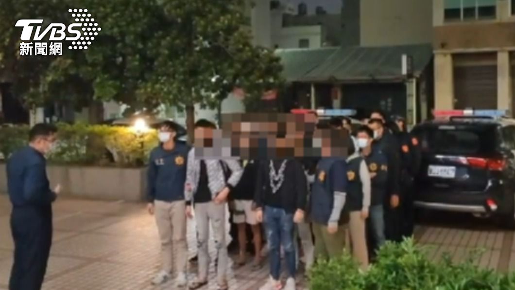 警方將王嫌等7人逮捕到案。(圖/TVBS)