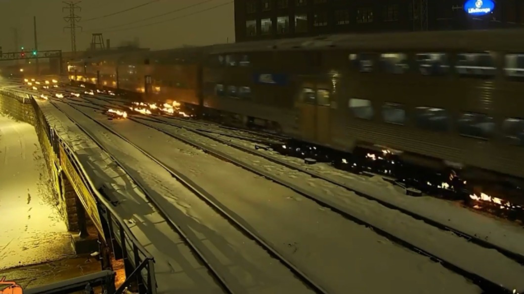 芝加哥鐵路系統公司Metra在社群平台上分享列車駛過的畫面。（圖／翻攝自Metra Instagram @metrarail）