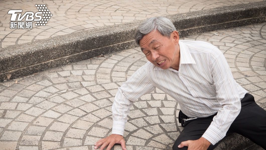 衛福部109年死因統計,跌倒是65歲以上長者事故傷害死亡原因的第2位。(圖/shutterstock達志影像)