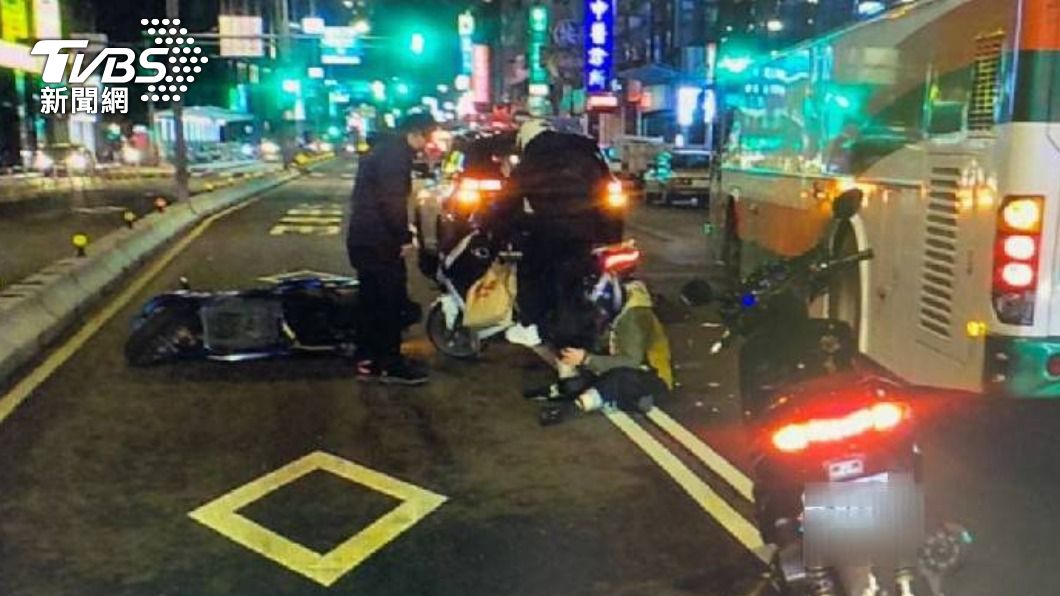 男子被撞下車嗆駕駛 機車亂停大馬路又被女騎士撞上