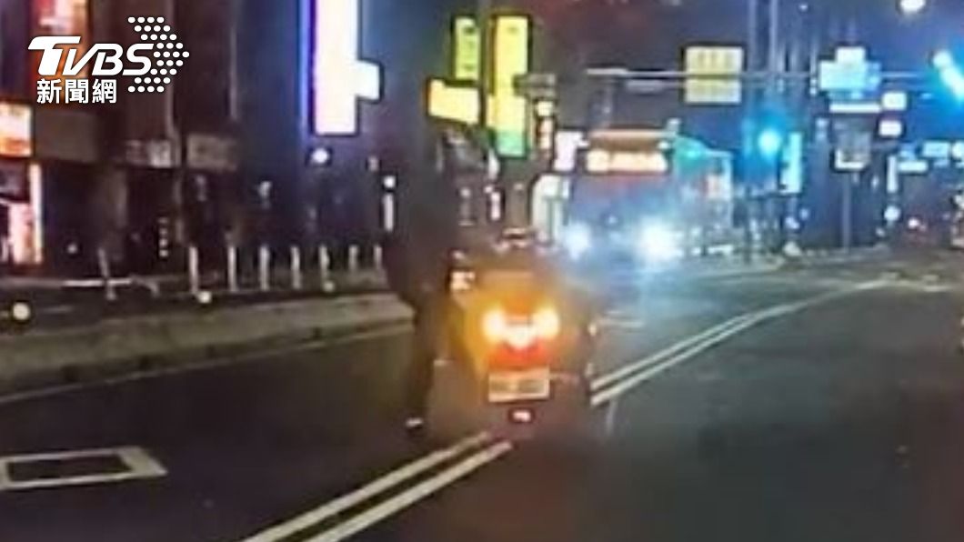 男子將車停在路中央,和駕駛理論。(圖/TVBS)