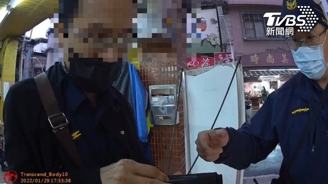 怪男網購制服假冒警察到處盤問路人　正牌的現身下場慘了！