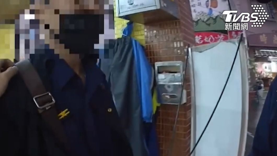 警方在騎樓將黃男攔下。(圖/TVBS)
