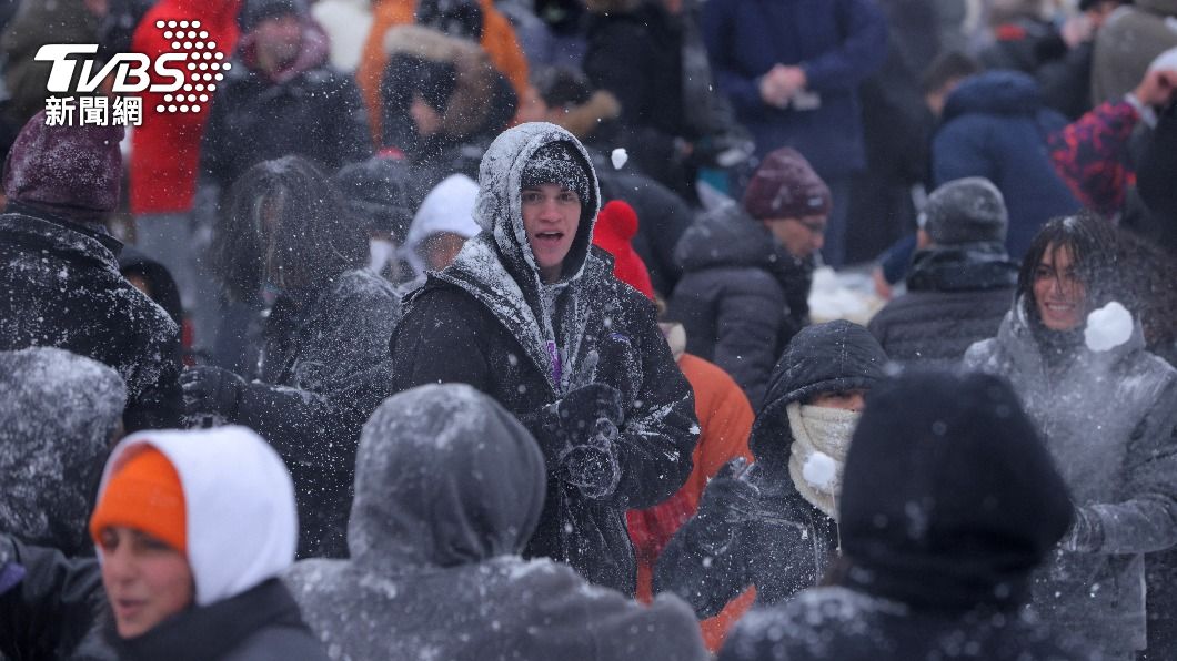 美東遭「炸彈氣旋」襲擊降暴雪 紐約客苦中作樂砸雪球