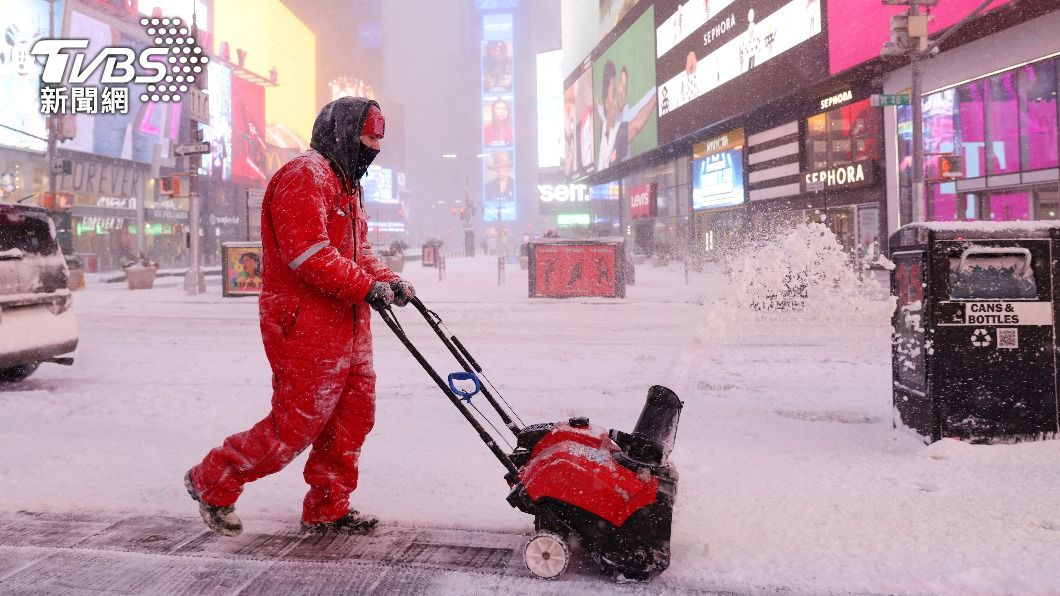 紐約時代廣場工作人員忙著清理積雪。(圖/達志影像路透社)