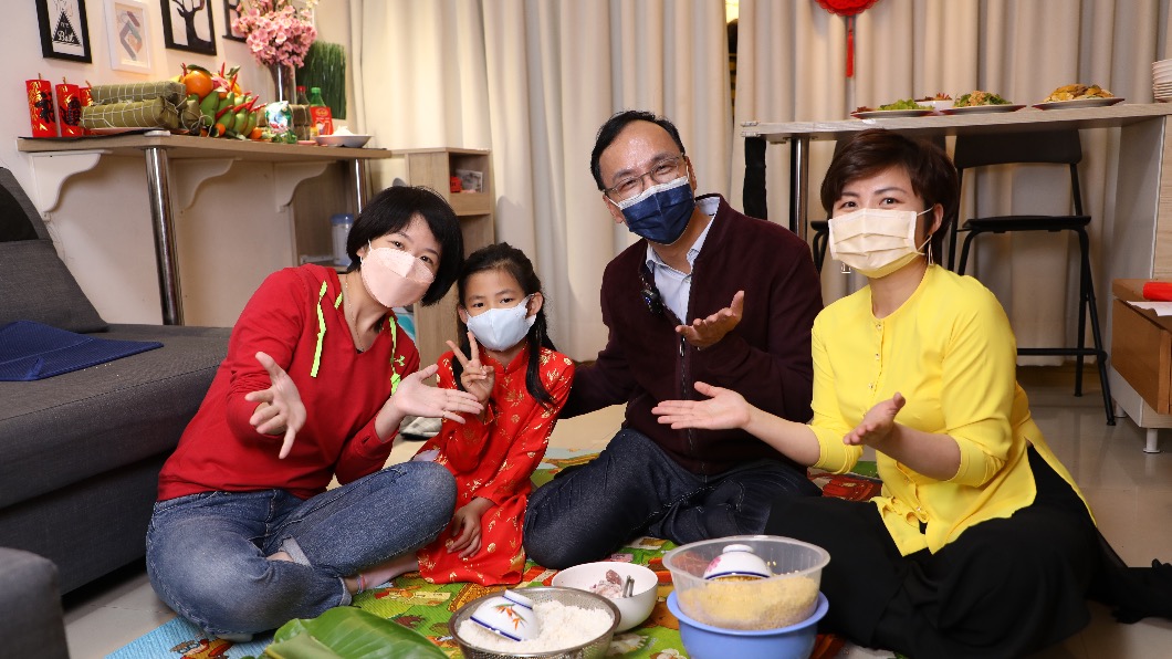 體驗異國越南風情 朱立倫做年菜「四方粽」