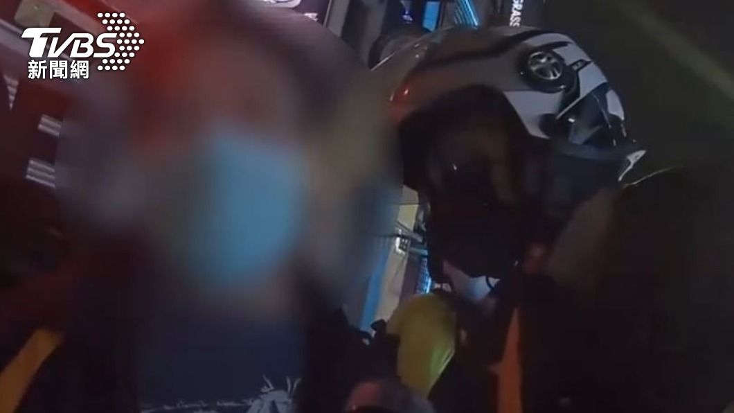 員警發現他身上散發濃濃酒氣。（圖／TVBS）