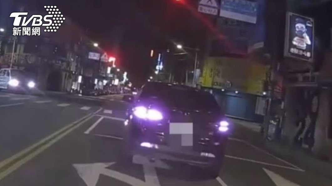 巡邏員警發現工人開車，形跡可疑。（圖／TVBS）