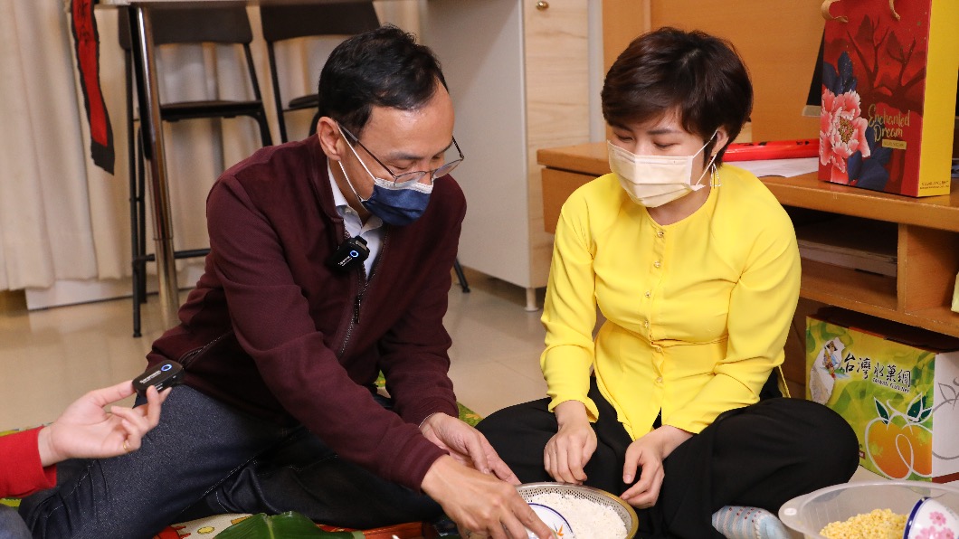 國民黨主席朱立倫做年菜「越南四方粽」。（圖／國民黨提供）