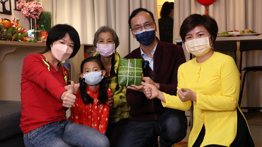 國民黨主席朱立倫做年菜「越南四方粽」。（圖／國民黨提供）