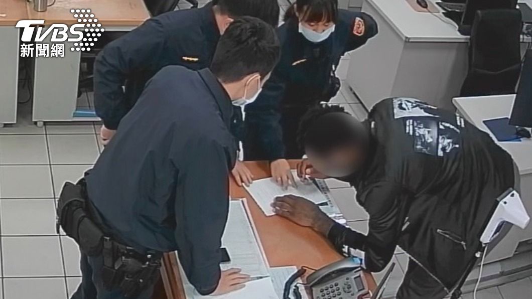 大勝到派出所將錢包領回。（圖／TVBS）