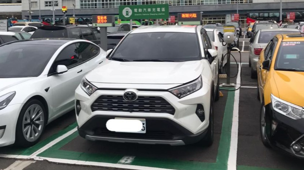 油車可停充電區?他氣「被佔用」求讓位 網掀兩派論戰