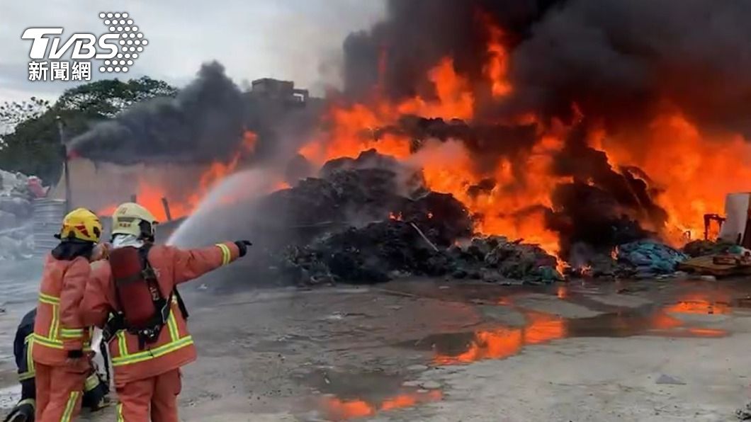 農曆春節大火！樹林資源回收場空地竄黑煙　秒陷火海