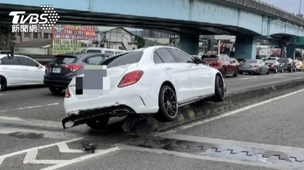 所幸僅車損無人受傷。(圖/TVBS)