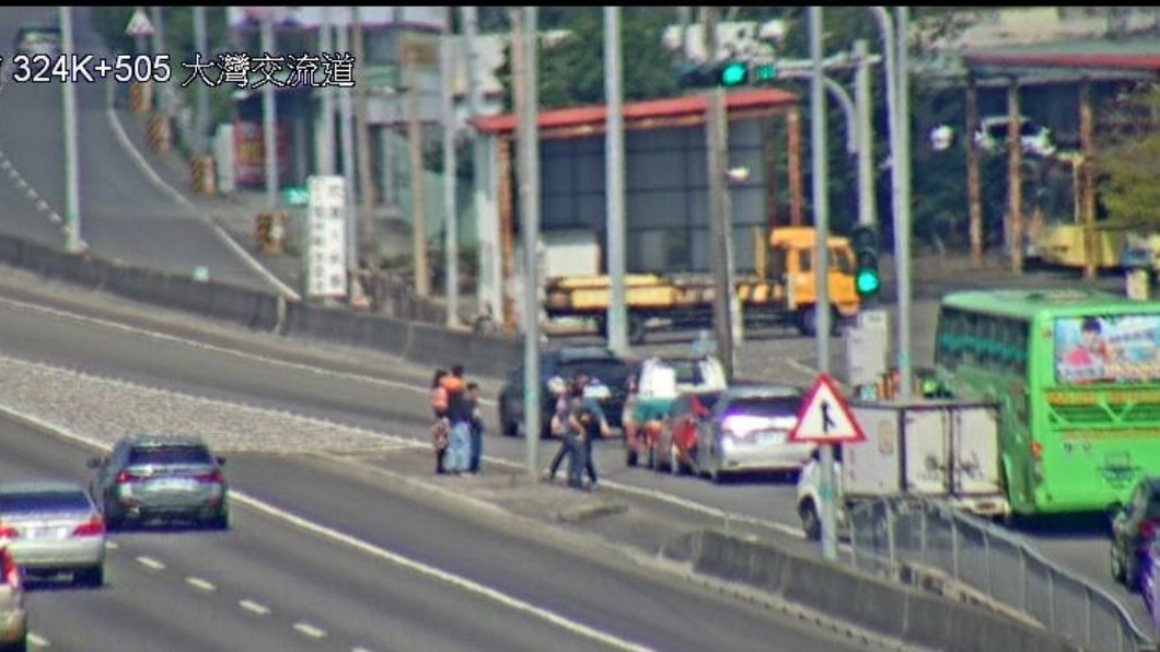 12時43分於國1大灣北向入口發生2輛小客車追撞事故。（圖／高公局提供）