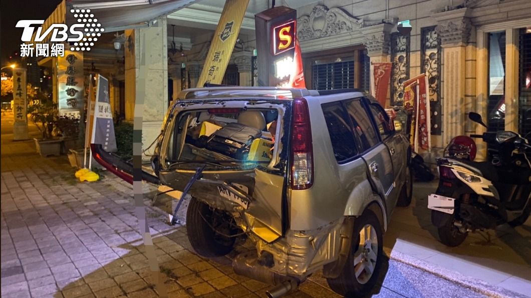 百萬賓士撞休旅車！衝騎樓機車、招牌毀　不見肇事駕駛　