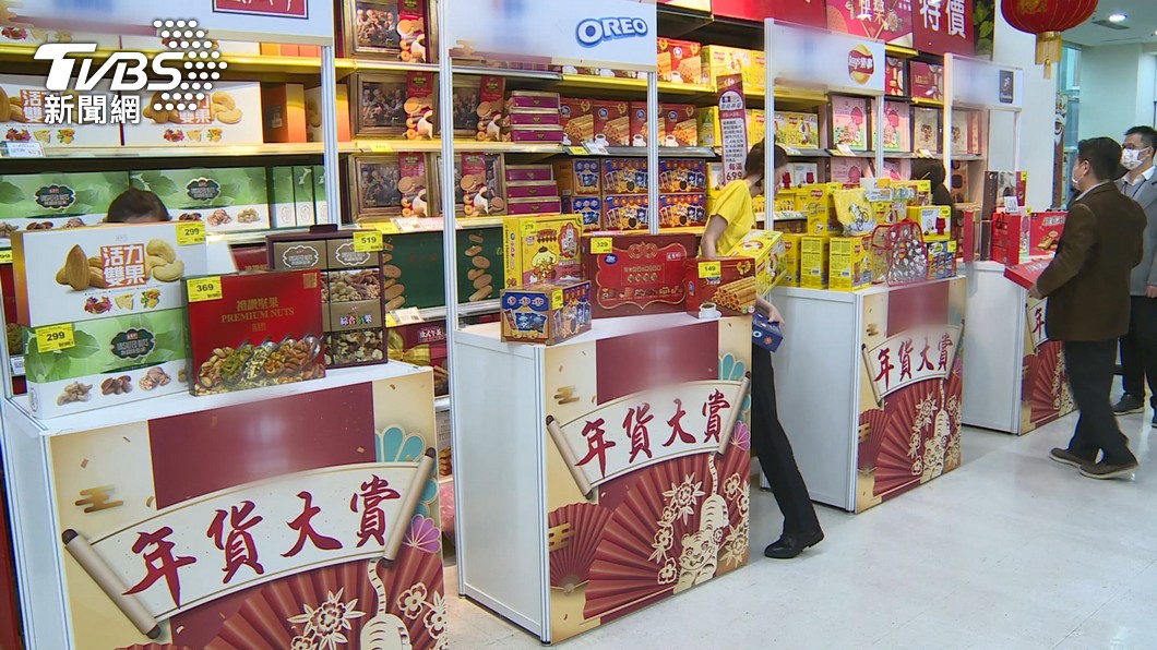 量販店龍頭家樂福推出1包198元福袋。（圖／TVBS）