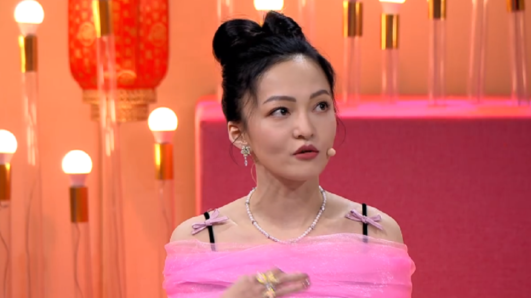 張韶涵在宣傳節目時提到去年參加大陸國慶讓她感受到祖國的強大。（圖／翻攝自微博）