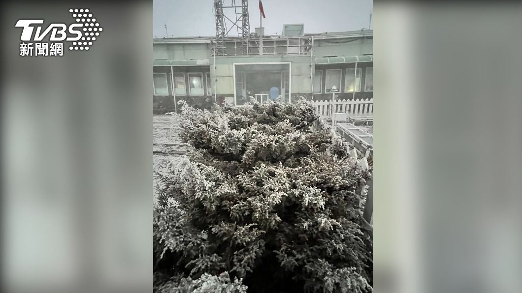 玉山初一清晨降下瑞雪。(圖/氣象局提供)