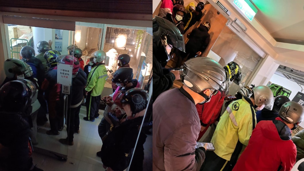店家塞滿取貨人潮。(圖/翻攝自UberEats 台北交流、討論區)