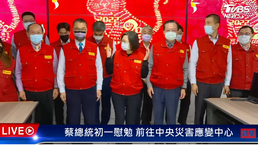 總統蔡英文揮手示意大家拍照靠近一點。(圖/TVBS)