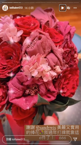 捧花藏有6件紅內褲。（圖／翻攝自蘿莉塔IG）