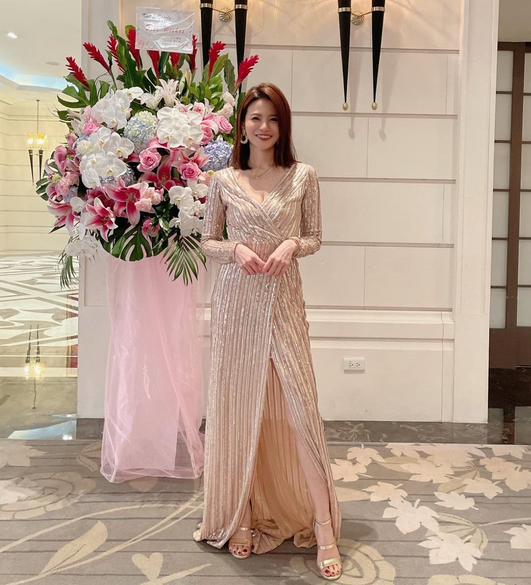 蘿莉塔在婚禮中接到捧花。（圖／翻攝自蘿莉塔臉書）