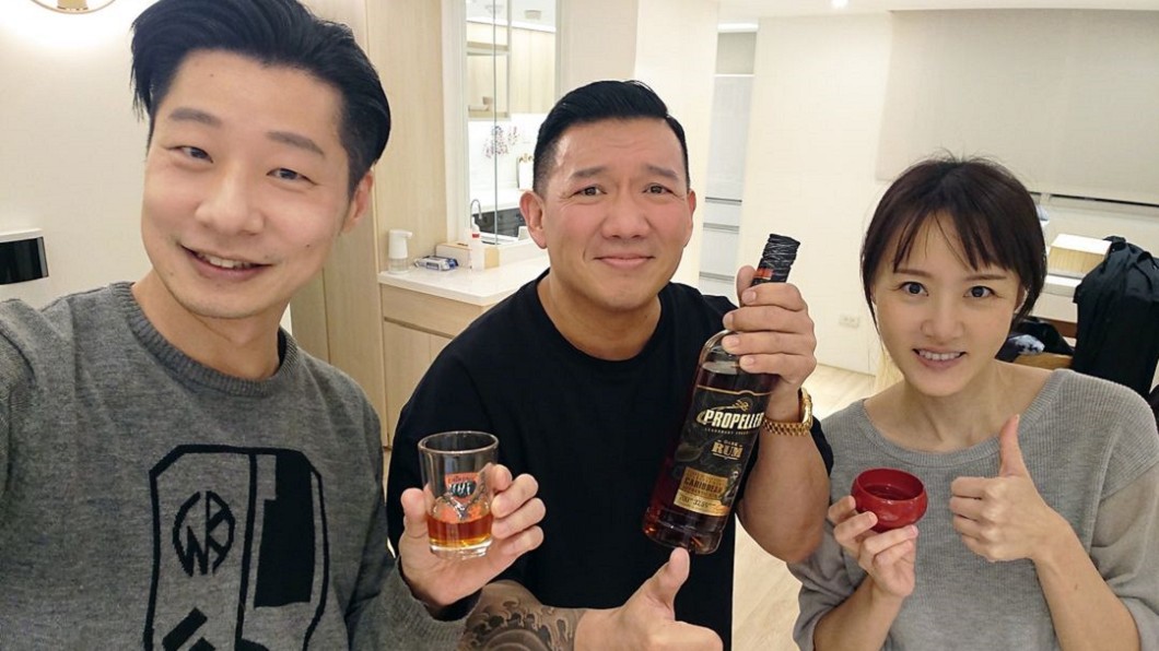 同框杜汶澤開喝「立陶宛蘭姆酒」!林昶佐甩陰霾嗨翻了